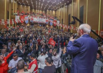 Kılıçdaroğlu’nun rozet törenine “paralı figüran” iddiası