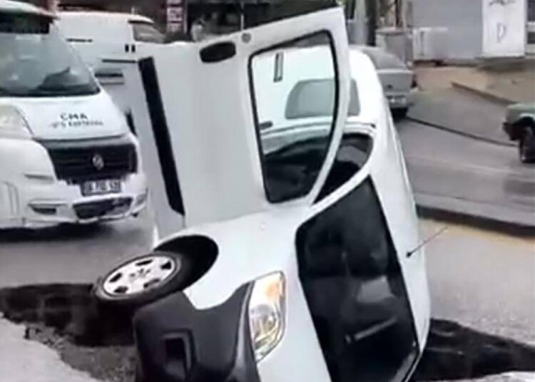 Ankara'da sağanak yağış günlük yaşamı olumsuz etkiledi 1 Ankara’da sağanak yağış günlük yaşamı olumsuz etkiledi