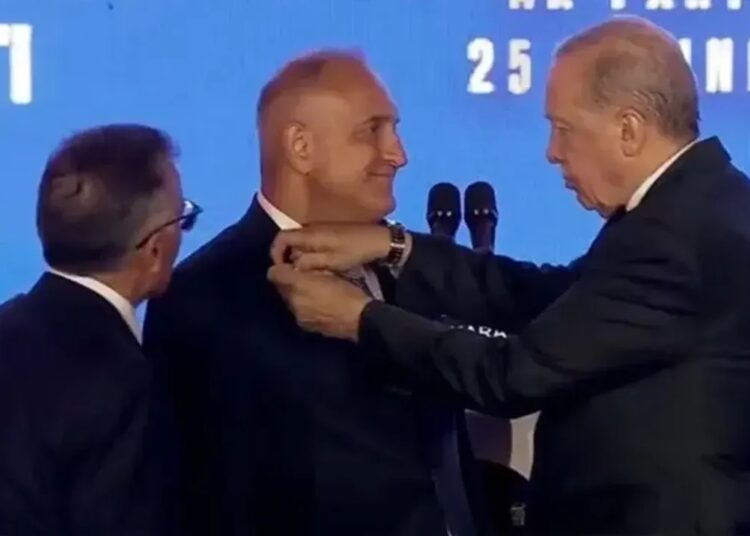 AK Parti’de 25. yıl transferi: 3 milletvekili ve 7 belediye başkanı katıldı 1 AK Parti’de 25. yıl transferi: 3 milletvekili ve 7 belediye başkanı katıldı