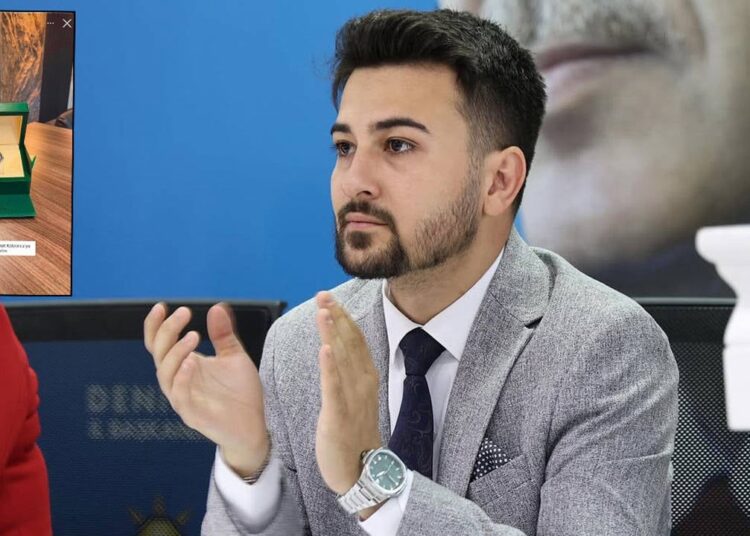 Önce hediye saati paylaştı, sonra paylaşımını sildi 1 Önce hediye saati paylaştı, sonra paylaşımını sildi