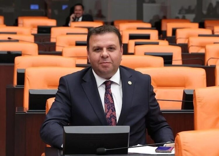 Kaçakçılık suçlamasıyla istifa ettirilen isim CHP'ye kabul edildi 1 Kaçakçılık suçlamasıyla istifa ettirilen isim CHP’ye kabul edildi