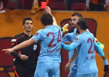 Bunlar bu ligde yaşandı: Hakem gol attı, hakeme kırmızı kart gösterildi