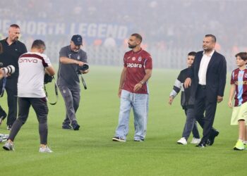 Salah 30 bin taraftar önünde imzayı attı