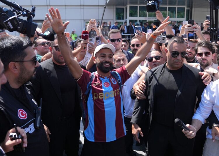 Trabzon'da Salah heyecanı: Taraftarlar havalimanına akın etti 1 Trabzon’da Salah heyecanı: Taraftarlar havalimanına akın etti