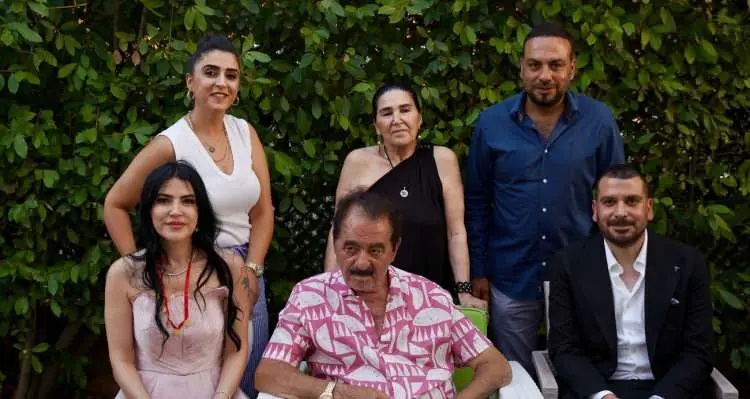 Tatlıses, sözlenen manevi kızına lüks otomobil hediye etti 1 Tatlıses, sözlenen manevi kızına lüks otomobil hediye etti