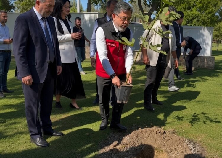 Tarım Bakanı Yumaklı’nın fidanı saksıyla dikmeye çalışması gündem oldu