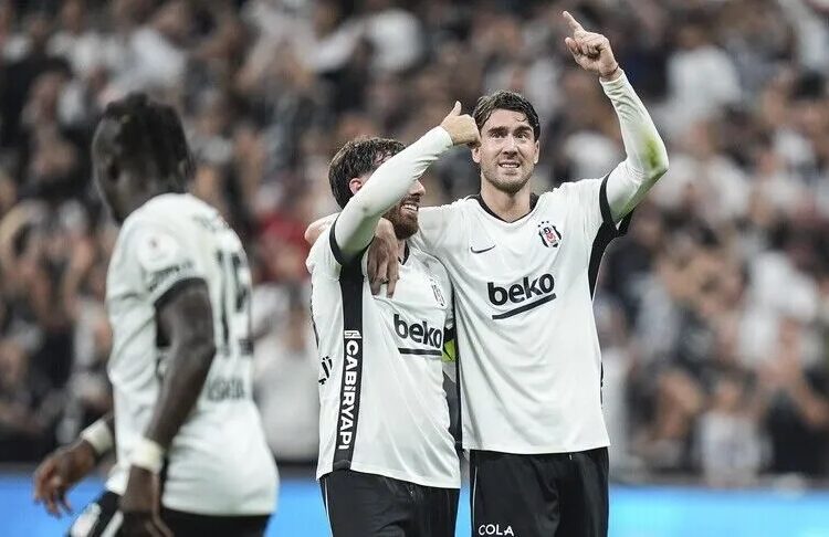 Vlahovic'in yıldızlaştığı maçta Beşiktaş farklı kazandı 1 Vlahovic’in yıldızlaştığı maçta Beşiktaş farklı kazandı