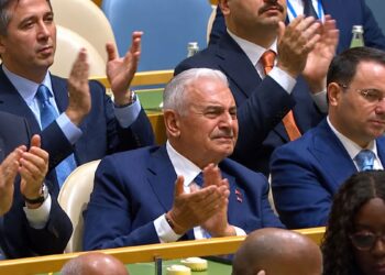 Erdoğan Sezai Karakoç’un dizelerini okudu: Binali Yıldırım gözyaşlarını tutamadı