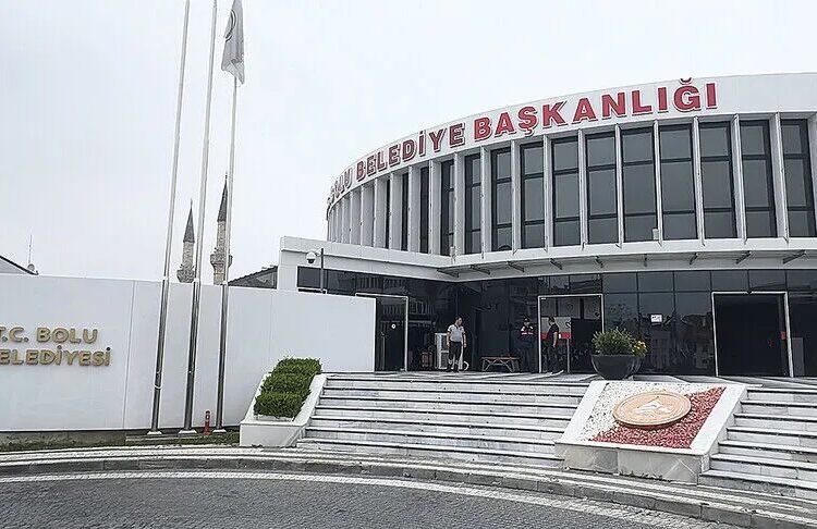Bolu Belediyesinde "araç kiralama ihalelerinde usulsüzlük" iddiasına ilişkin 7 zanlı tutuklandı 1 Bolu Belediyesinde “araç kiralama ihalelerinde usulsüzlük” iddiasına ilişkin 7 zanlı tutuklandı