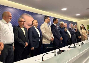 Üsküdar’da dört CHP’li meclis üyesi AK Parti’ye katıldı
