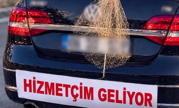 Gelin arabasındaki “Hizmetçim geliyor” yazısı düğünü başlamadan bitirdi 1 Gelin arabasındaki “Hizmetçim geliyor” yazısı düğünü başlamadan bitirdi