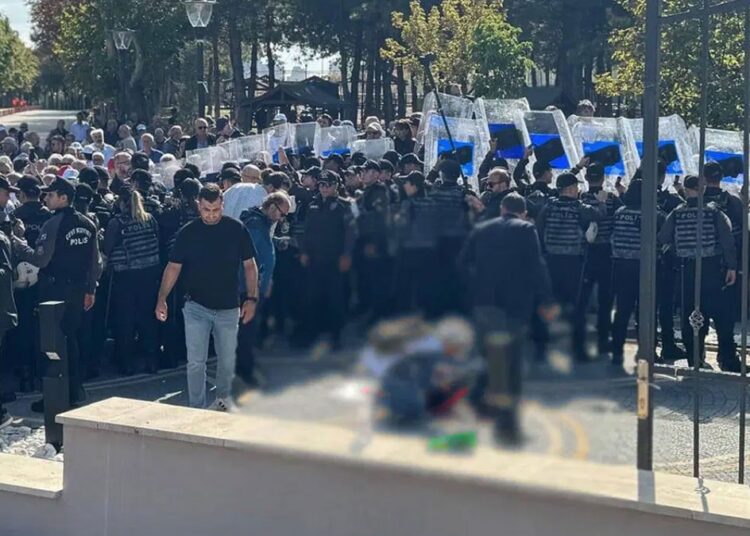 AYM önündeki emekli eyleminde silah sesi: Emekli polis kendini vurdu 1 AYM önündeki emekli eyleminde silah sesi: Emekli polis kendini vurdu