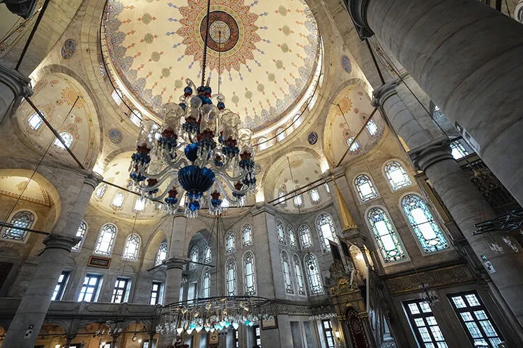 Eyüpsultan Camii’nde namaz sırasında silah ateşlendi 1 Eyüpsultan Camii’nde namaz sırasında silah ateşlendi