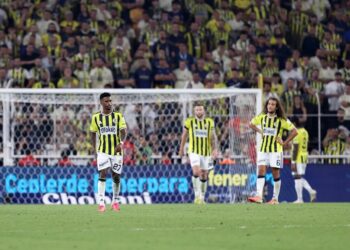 Sezonun ilk derbisi Beşiktaş'ın Fenerbahçe'ye 2-1 üstünlüğü ile sona erdi 7 Sezonun ilk derbisi Beşiktaş’ın Fenerbahçe’ye 2-1 üstünlüğü ile sona erdi