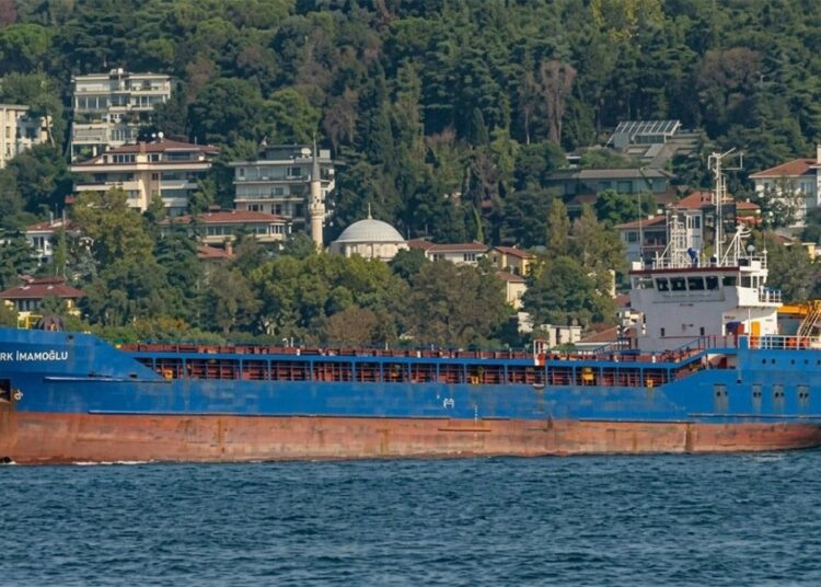 İstanbul'da iki ticari gemi çarpıştı: 10 mürettebatla irtibat kesildi 1 İstanbul’da iki ticari gemi çarpıştı: 10 mürettebatla irtibat kesildi