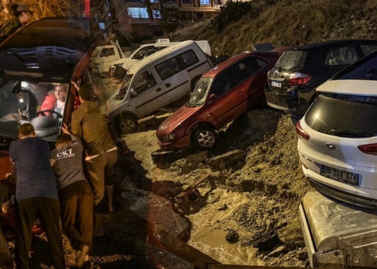 Ankara'da sel: Yol çöktü, çok sayıda araç hasar gördü 1 Ankara’da sel: Yol çöktü, çok sayıda araç hasar gördü