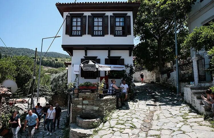 Tahir Mutlu yazdı | Şirince: Tarihin içinden geçip, hediyelik eşya dükkânında kaybolmak 1 Tahir Mutlu yazdı | Şirince: Tarihin içinden geçip, hediyelik eşya dükkânında kaybolmak