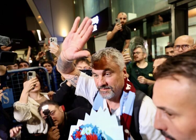 Taraftarlar Trabzonspor’un yeni hocası Thomas Reis'i coşkuyla karşıladı 1 Taraftarlar Trabzonspor’un yeni hocası Thomas Reis’i coşkuyla karşıladı