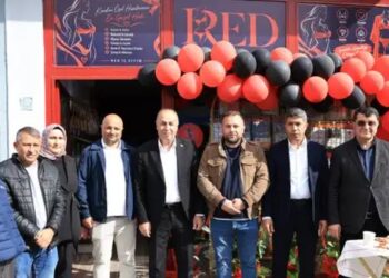 Fantezi iç giyim mağazası siyasilerin dualarıyla açıldı