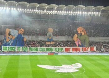 Konyaspor-Filistin maçında anlamlı koreografi: Çocuklar uyurken sessiz olunur, ölürken değil