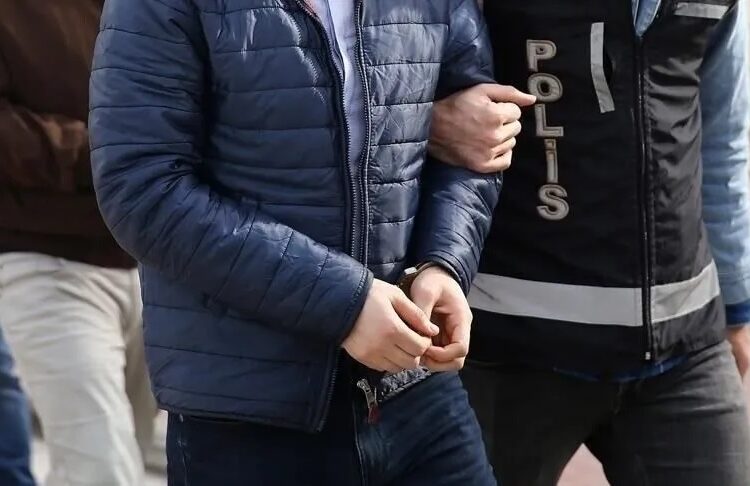 İstanbul'daki FETÖ operasyonlarında 24 şüpheli yakalandı 1 İstanbul’daki FETÖ operasyonlarında 24 şüpheli yakalandı
