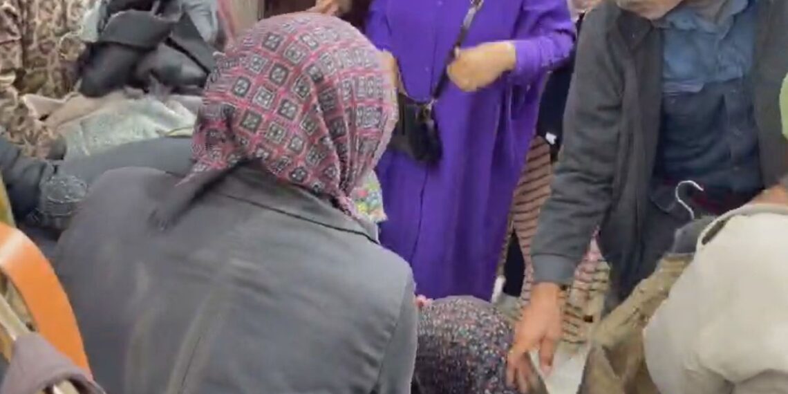 Anasayfa 68 İndirimli kıyafet için birbirlerini ezdiler