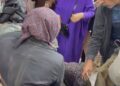 İndirimli kıyafet için birbirlerini ezdiler