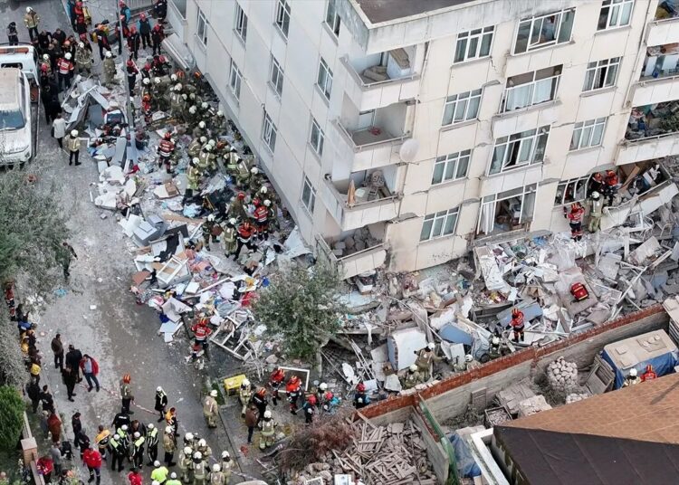 Maltepe’deki bina faciasında can kaybı 5’e çıktı 1 İstanbul’da 7 katlı binanın ilk 3 katı çöktü: Enkaz altında kalanlar var