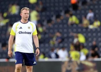 Yeni teknik direktör belirlenene kadar Fenerbahçe Dirk Kuyt'a emanet 2 Yeni teknik direktör belirlenene kadar Fenerbahçe Dirk Kuyt’a emanet