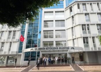 Mersin Büyükşehir Belediye Başkanı Seçer yolsuzluk iddiasıyla gözaltına alındı