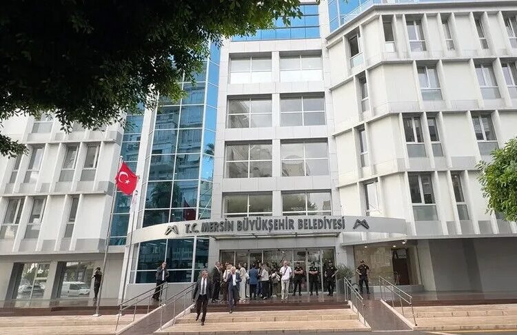 Mersin Büyükşehir Belediye Başkanı Seçer yolsuzluk iddiasıyla gözaltına alındı 1 Mersin Büyükşehir Belediye Başkanı Seçer yolsuzluk iddiasıyla gözaltına alındı
