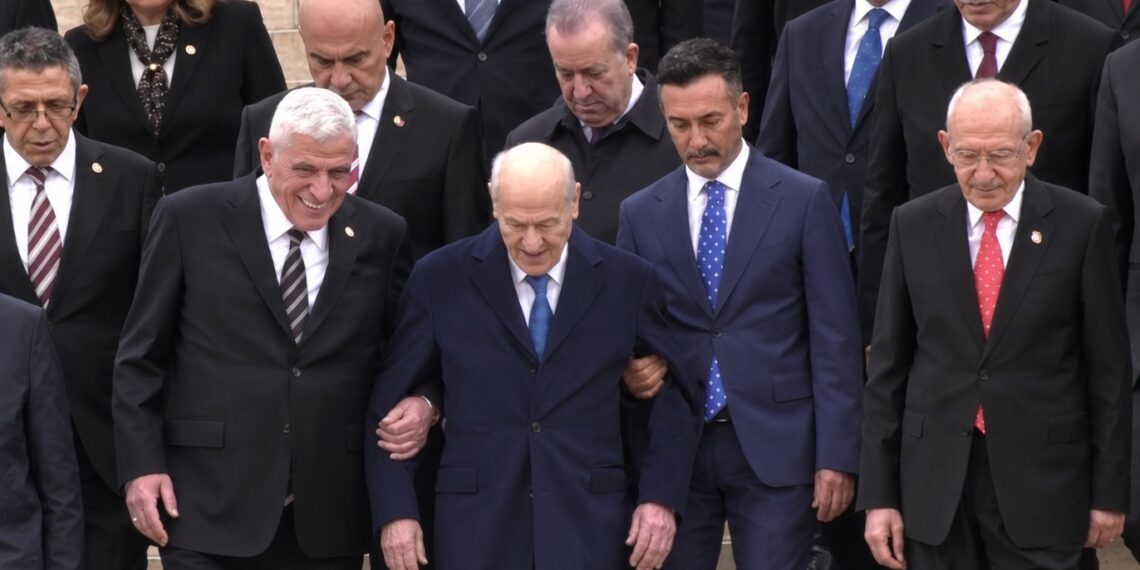 Bahçeli ve Dervişoğlu Anıtkabir’den kol kola ayrıldı